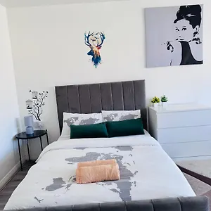 Modern In A 4 Bedroom Flat In London, Shared Bathroom! London